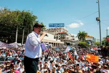 Marcelo Ebrard encabezó megamarcha por las mujeres en Acapulco