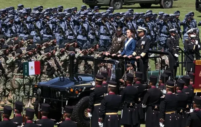Claudia Sheinbaum Pardo recibe salutación de las Fuerzas Armadas Mexicanas como primera presidenta de México y comandanta suprema
