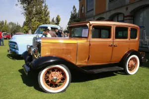 Presentan exposición de autos antiguo en la Udlap