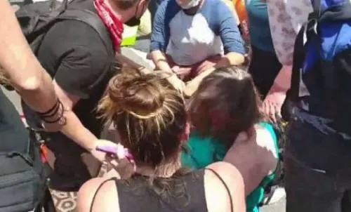 Auto embiste a manifestantes en protesta de supremacía blanca en Charlottesville (+video)