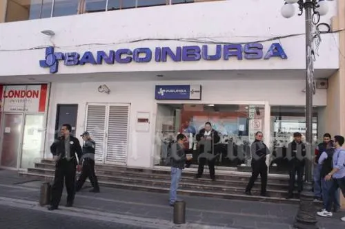 Abren boquete y entran a robar banco en pleno centro histórico de Puebla