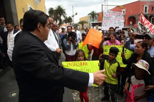 No voy a esconderme ante nadie, dice Barbosa a manifestantes de Juan N. Méndez