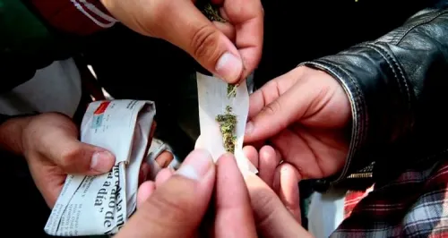 Dentro y fuera de secundarias y preparatorias de la capital se venden drogas
