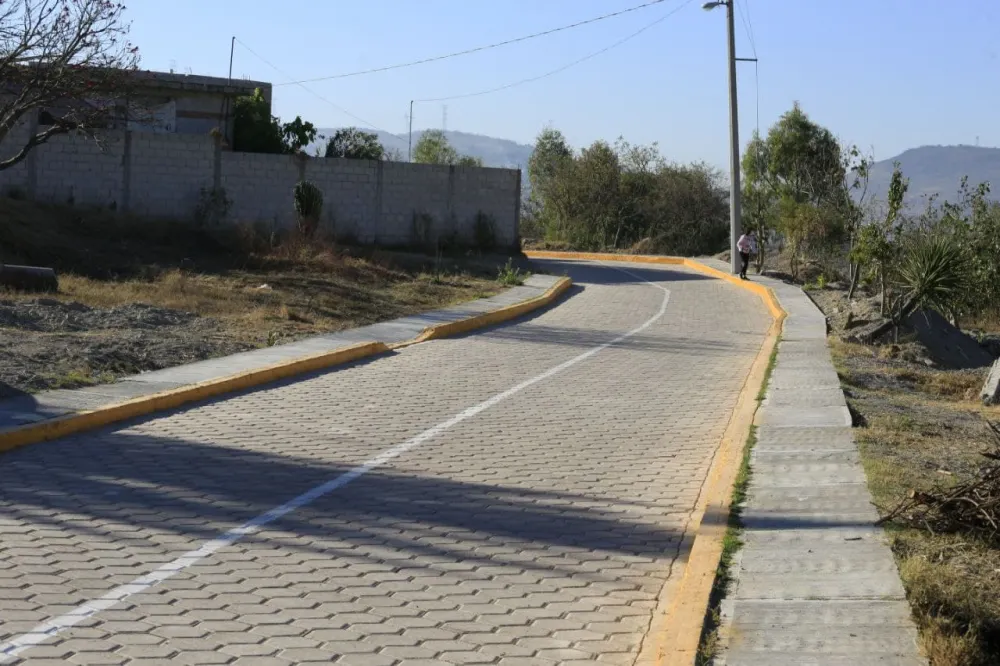 Entrega Ayuntamiento de Puebla infraestructura básica en Tecola, Azumiatla y San Baltazar Tetela 