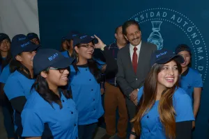 Entrega Alfonso Esparza uniformes a equipo de softball de la Calderón