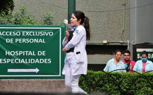 Retira IPN y UNAM a pasantes médicos de clínicas que atienden Covid-19