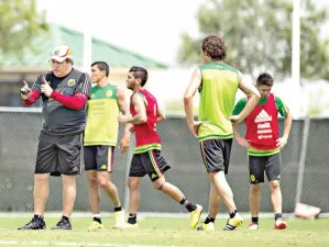 ‘Piojo’ Herrera mueve sus piezas para enfrentar a Cuba
