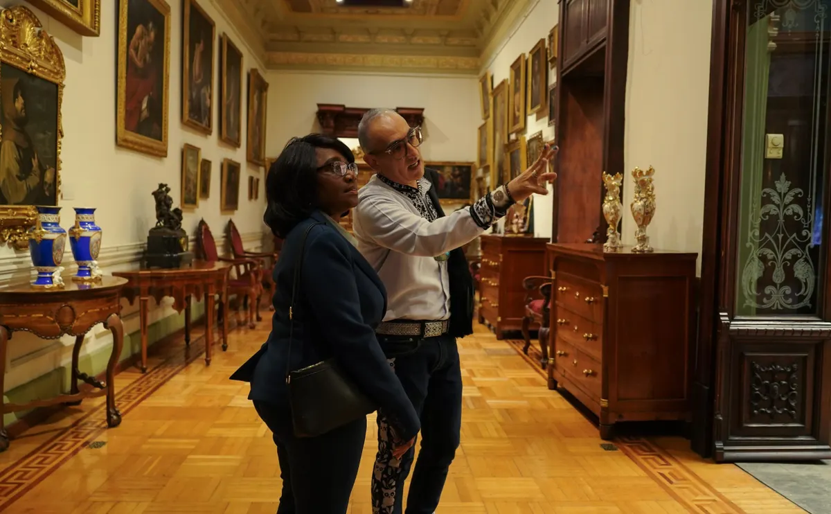 Embajadora de Jamaica visita el Museo José Luis Bello y González para recorrer la exposición “De lo Bello a lo Invisible”
