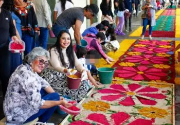 Colocan alfombra monumental en San Pedro Cholula para el Viacrucis de Viernes Santo