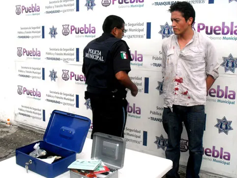 Policía municipal de Puebla frustra robo a restaurante en Zavaleta
