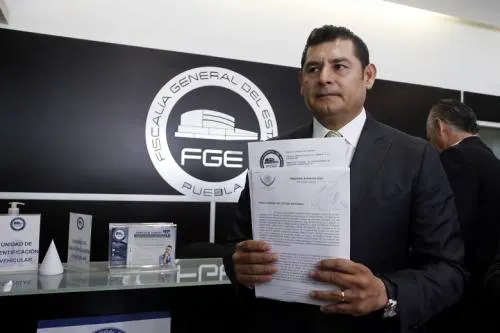 Armenta comparece en FGE y aseguró que no lo detendrán y estará en la boleta electoral de 2018