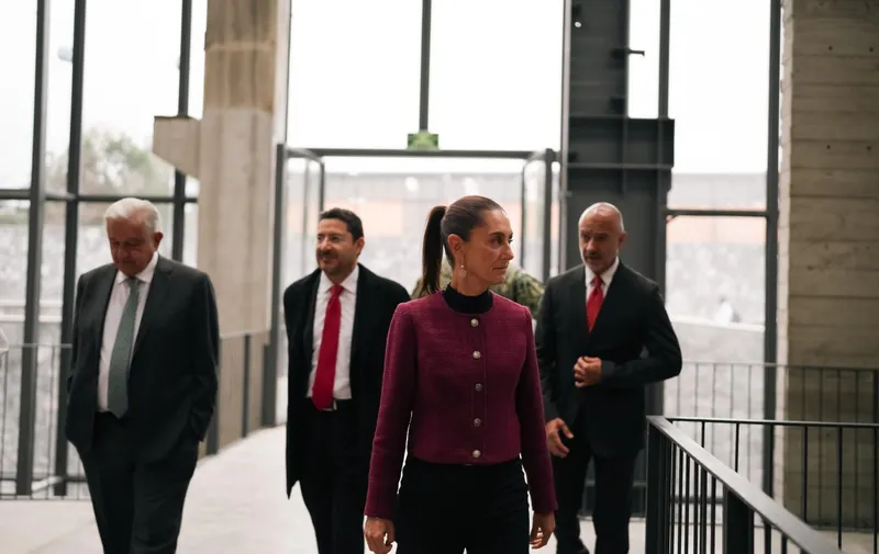 Señaló que la historia para rescatar el Bosque de Chapultepec se remonta a hace más de 20 años, cuando el entonces Jefe de Gobierno, Andrés Manuel López Obrador y ella como Secretaria de Medio Ambiente del Distrito Federal, inauguraron el rescate de la primera sección. Con esos años de lucha, Claudia Sheinbaum reconoció que la Cuarta Transformación se ha convertido en una hermandad, que va a continuar en esta segunda etapa que inicia el próximo 1 de octubre. “Y el día de hoy, con todos ustedes, que nos conocemos tanto y que nos hemos visto tantas veces en esta lucha, lo que puedo decir es que somos una hermandad. Una hermandad que se construye, que se ha construido a lo largo de estos años de lucha y que se va a seguir construyendo con el Segundo Piso de la Cuarta Transformación.”, aseveró. Por su parte, el Presidente Andrés Manuel López Obrador, destacó que las bases de la Transformación ya están puestas y celebró que la continuidad del proyecto quede en manos de una mujer excepcional como Claudia Sheinbaum. “Se han sentado las bases de la Transformación y es también muy satisfactorio el que la continuidad con cambio va a estar a cargo de una mujer excepcional, una mujer inteligente, preparada, con experiencia, sensible, honesta, de buenos sentimientos, de buen corazón: eso es Claudia, la próxima Presidenta”, señaló.