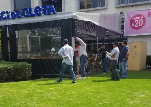 Clausuran terraza de restaurante que invadió jardín del Centro de Convenciones