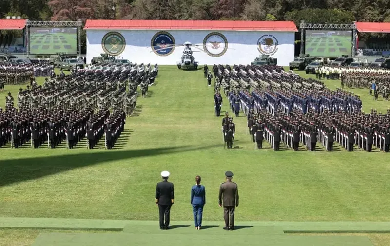 Claudia Sheinbaum Pardo recibe salutación de las Fuerzas Armadas Mexicanas como primera presidenta de México y comandanta suprema