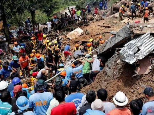 Buscan en Filipinas a decenas de personas sepultadas tras tifón