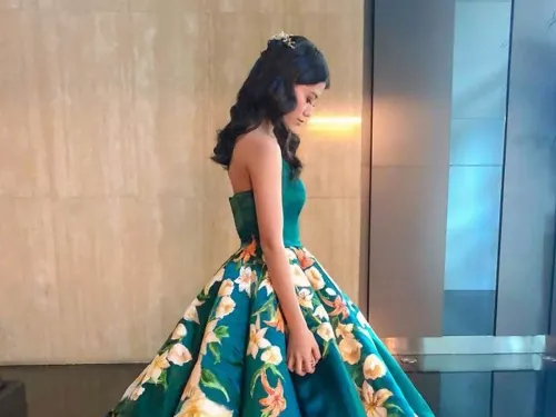 Tarda un mes en pintar el vestido para su graduación y es el más hermoso