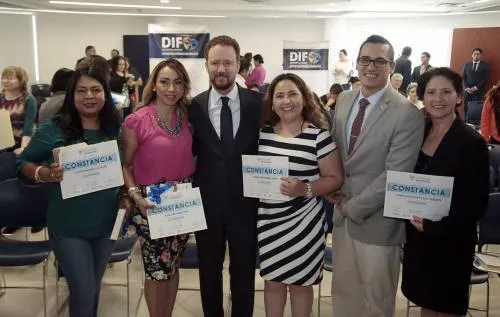 Luis Banck reconoce el talento de mujeres del diplomado “Emprende tu Mejor Versión”