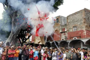 Realizan tradicional ?quema de Judas? en el Barrio del Artista