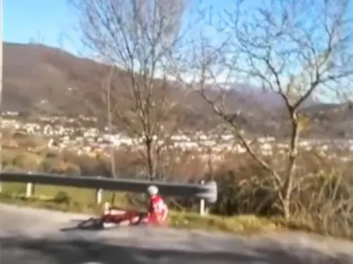 Video: Dramática caída de ciclista; evita golpearse la cabeza