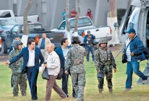 Detienen a Hipólito Mora; pisa Cereso con 26 personas más