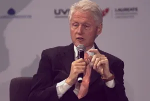 Ofrece Clinton perdón a México por tráfico de drogas