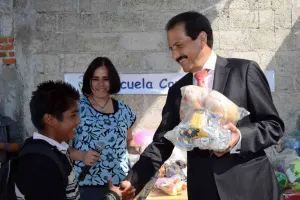 En Día de Reyes, Alfonso Esparza convive con niños de La Resurrección, Barranca Honda y Canoa