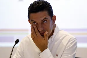 Por falta de liderazgo de Quezada, desbandada en PRD, acusa Martínez