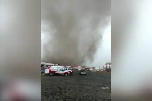 Tornado vuela láminas y rompe vidrios de tres empresas en Huejotzingo
