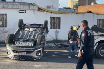 Cinco lesionados tras colisión y volcadura en la colonia Tierra y Libertad