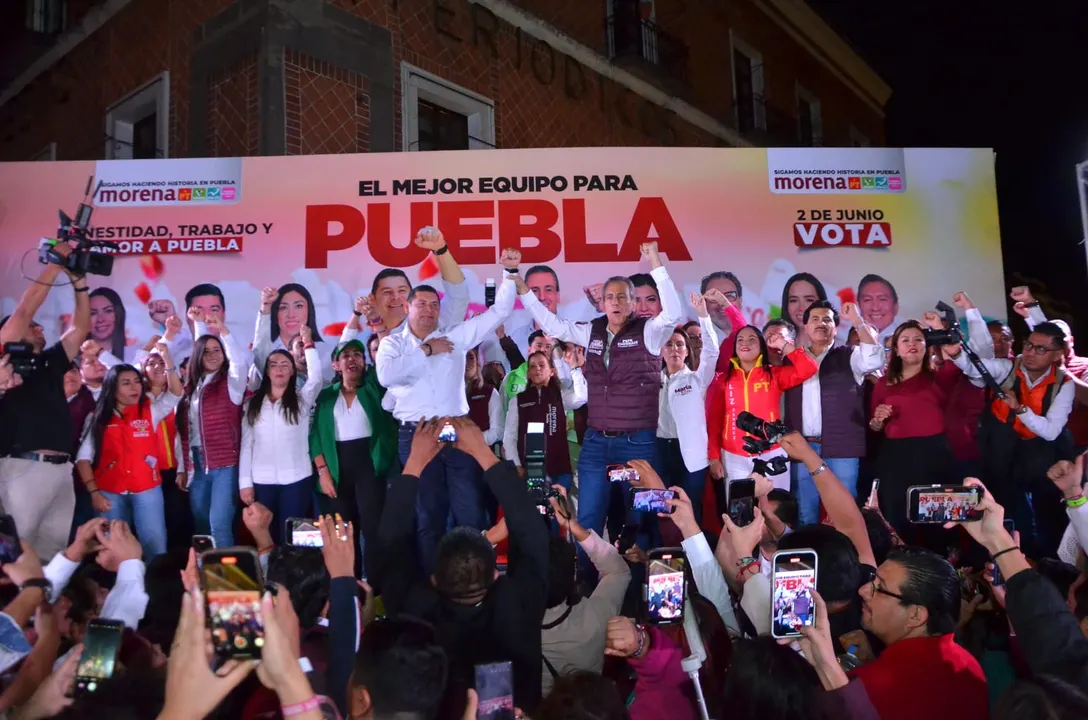 Inician campaña Alejandro Armenta y Pepe Chedraui en el zócalo de Puebla