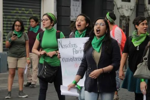 Con marcha, poblanas se suman a reclamo para despenalizar el aborto