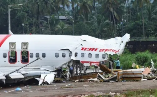 India examina caja negra de avión partido en dos tras aterrizar en Calicut