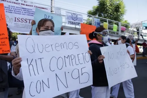 Personal del ISSSTE se manifiesta exigiendo insumos de protección