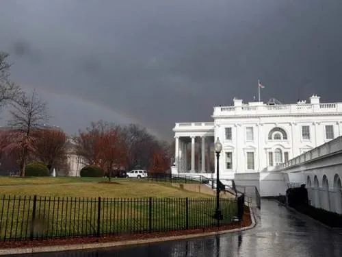 Cae un hombre por saltar la reja de la Casa Blanca; Trump estaba dentro