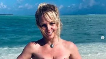Britney Spears comparte fotos nadando al natural