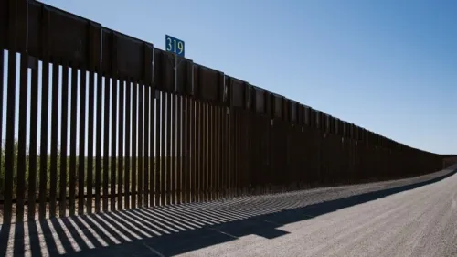 Demócratas y republicanos pactan otros mil 375 mdd para muro de Trump