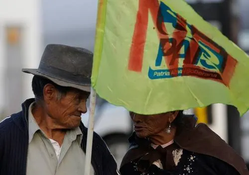 Ecuatorianos “eliminan” reelección presidencial indefinida