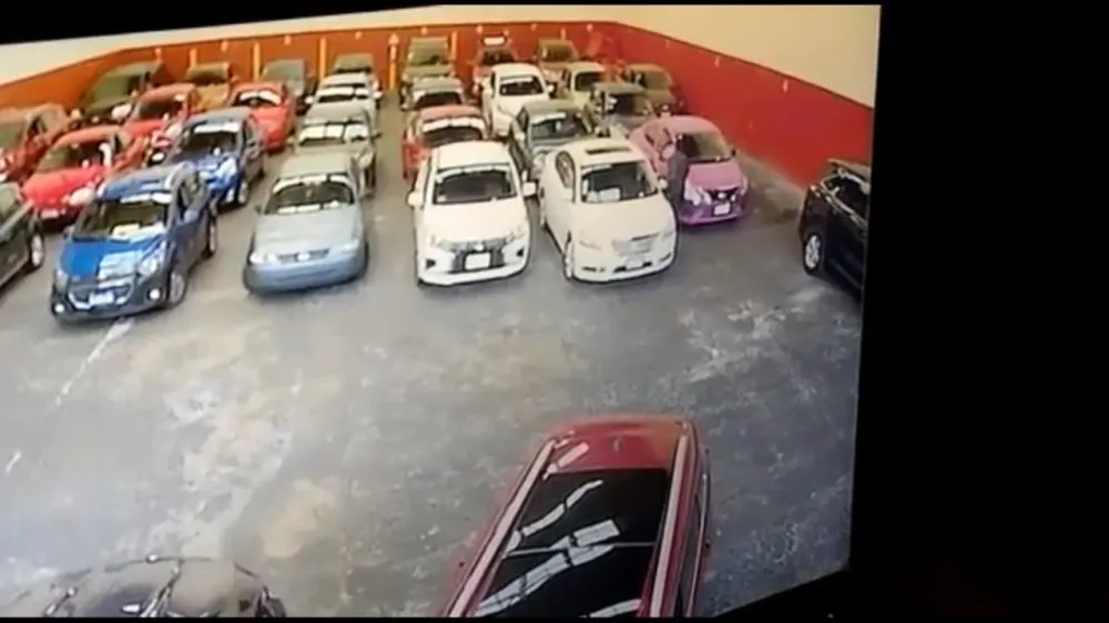 Robo estacionamiento