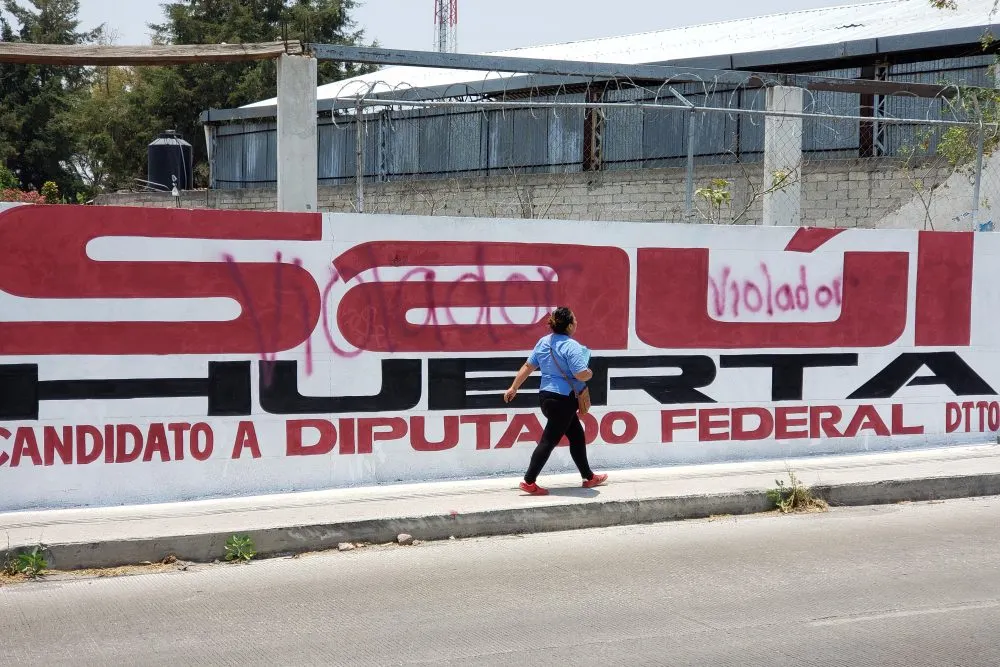 “Violador”, leyenda con la que pintan barda promocional de Saúl Huerta