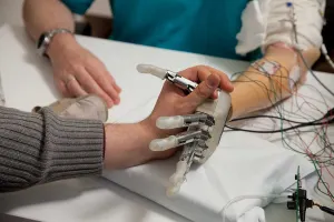 Científicos inventan mano artificial capaz de responder al tacto