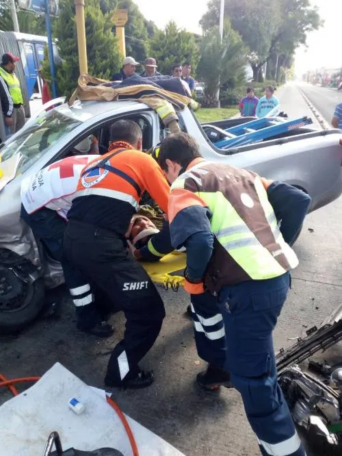 Conductor queda prensado tras choque en Puebla