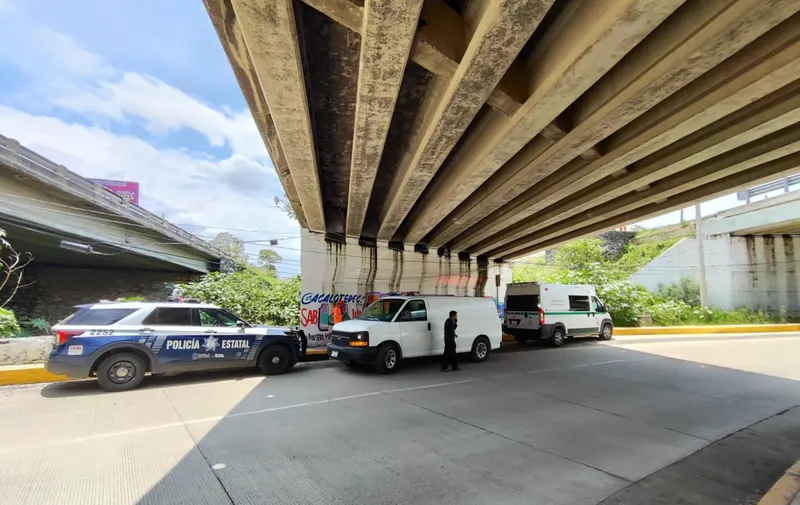 Fallece conductor tras volcarse y caer a una barranca en la Vía Atlixcáyotl