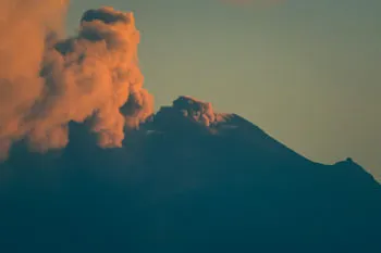 Volcán Popocatépetl registró 65 exhalaciones y emisión de fragmentos incandescentes
