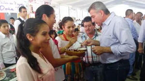 Gali asiste a la Feria del Chile en Nogada de San Andrés Calpan