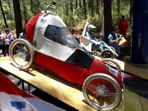 Diseñan auto impulsado por gravedad
