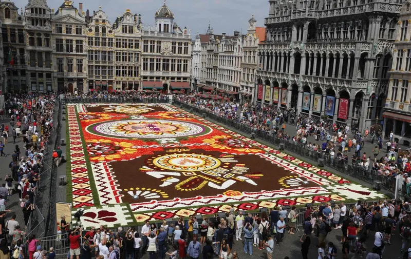 Tapiz gigante de flores que cubre la Grand Place de Bruselas.