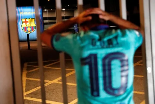 Aficionados protestan en las afueras del estadio de Barcelona por la posible salida de Messi