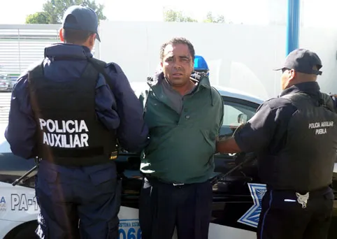 Policía detiene a uno de tres delincuentes que robaban mercancía de camioneta de Sigma