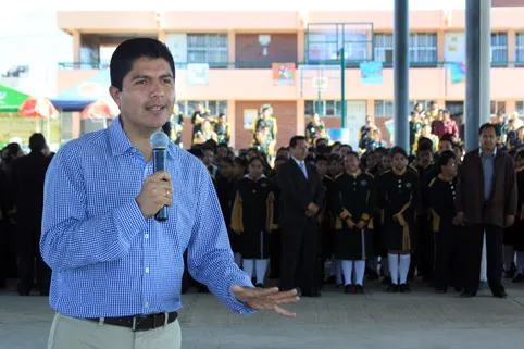 Eduardo Rivera entrega aulas de medios en bachilleratos de Puebla