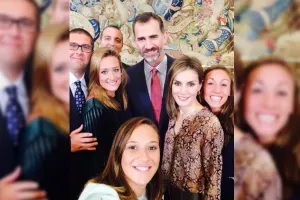 Vetan selfies con reyes de España en su visita al Senado